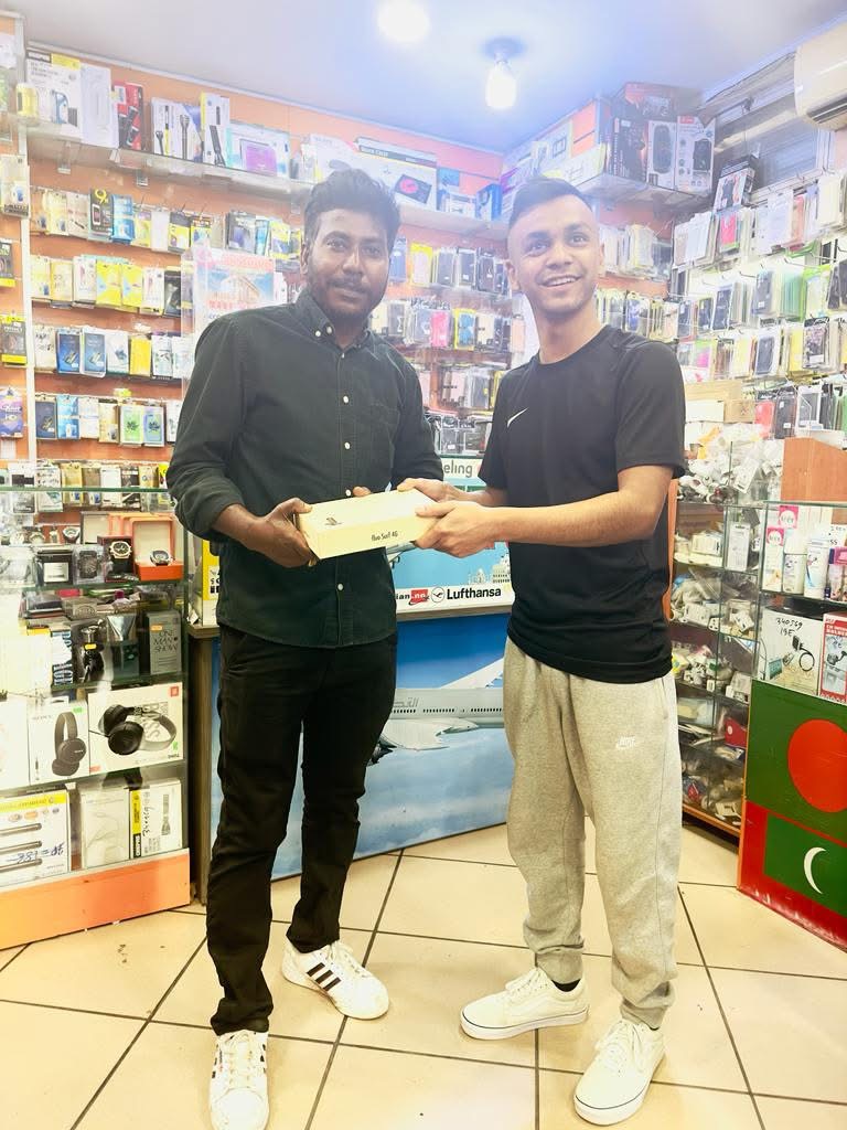 A customer with a new 4G device at Smart Mobile