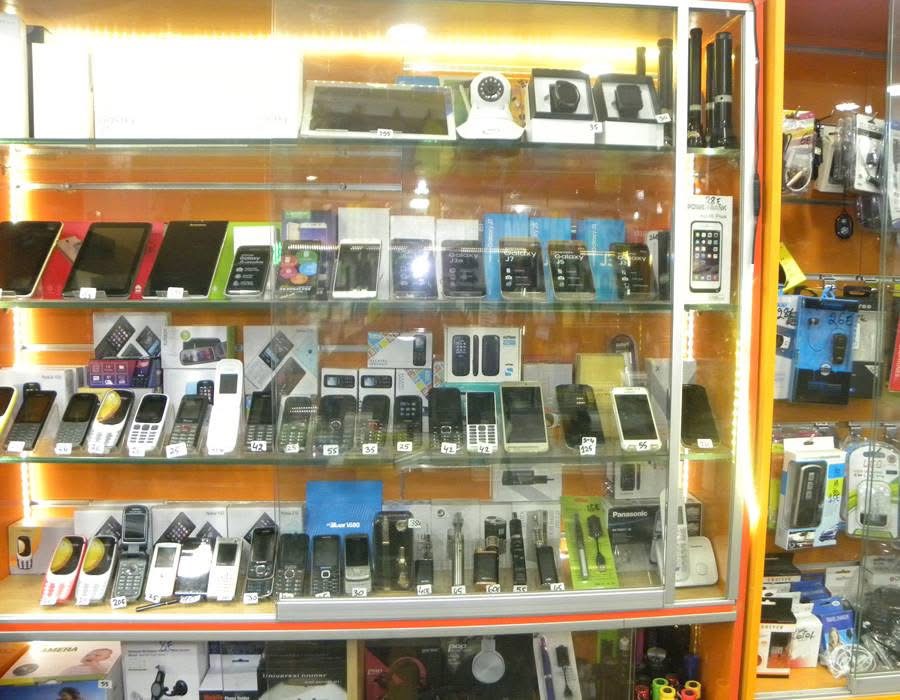 Phone display cabinets at Smart Mobile